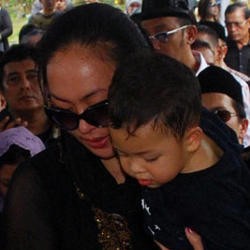 Angie Ingin Dijemput Adjie Jika Anak-anaknya Sudah Besar