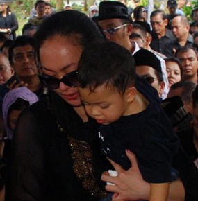 Angie Ingin Dijemput Adjie Jika Anak-anaknya Sudah Besar