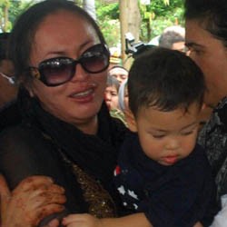 Ziarah ke Makam Adjie, Angie Tak Kuasa Menahan Tangis