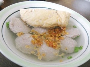 Makan Bakso Mercon di Dalam Kampus