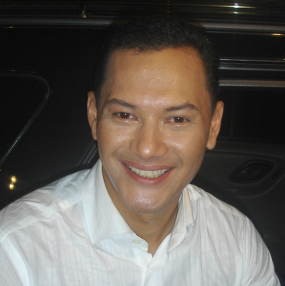 Perempuan Misterius Menangis Terisak di Pusara Adjie Massaid