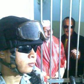 Tiba di PN Jaksel, Baasyir Tebar Senyuman