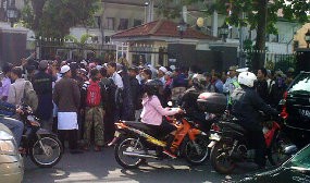 Polisi Minta Massa Baasyir Gunakan Helm & Tak Naik Truk Terbuka