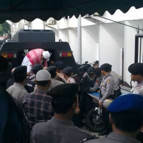 Demi Keamanan, Baasyir Tetap Diangkut Mobil Lapis Baja