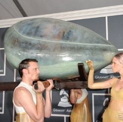 Lady Gaga Hadiri Grammy Awards Naik Telur Raksasa