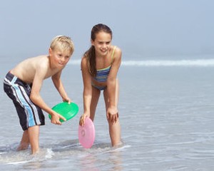 6 Tips Agar Aman Saat Berlibur di Pantai 