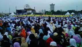 Peringati Maulid Nabi, Ribuan Orang Padati Monas
