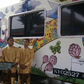 Kereta Batik Habiskan 120 Meter Stiker