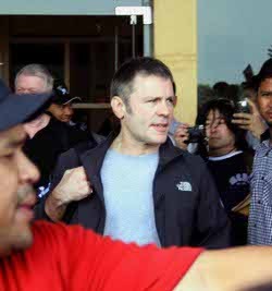 Bruce Dickinson Merasa Tampil Menggoda Jika Berambut Pendek