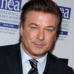 Alec Baldwin Raih Bintang Walk of Fame