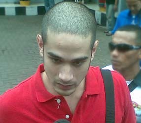 Okan Cornelius Musnahkan CD Bajakan dan Video Porno