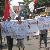 Puluhan Warga Geruduk Kantor Kelurahan Gunung Anyar