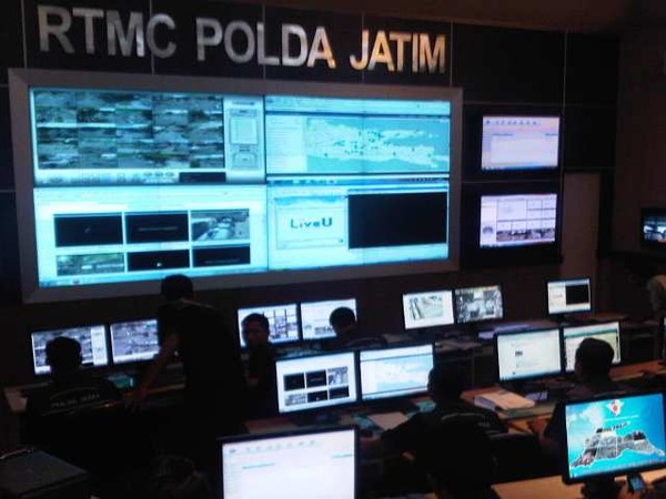 Gubernur Tengok RTMC Polda Jatim