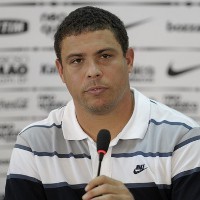 Ronaldo Enggan Jauh dari Sepakbola
