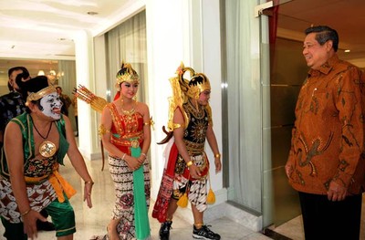 SBY Terima Wayang Orang Indonesia Pusaka