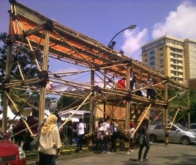Mahasiswa Maranatha Pecahkan Rekor MURI Kursi Bambu Terbesar