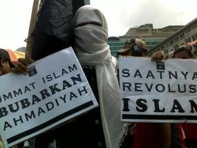 Massa Anti Ahmadiyah Demo di Komnas HAM, Jl Latuharhari Ditutup