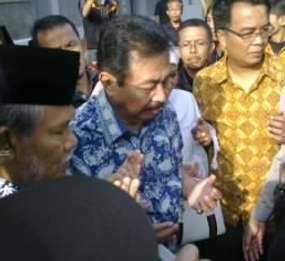 Berbatik Warna Biru, Danny Tinggalkan Lapas Sukamiskin