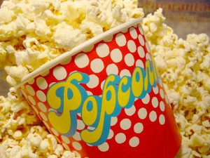 Efek Negatif Makan Popcorn Sambil Nonton