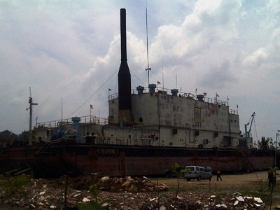PLTD Apung Parkir di Pusat Kota