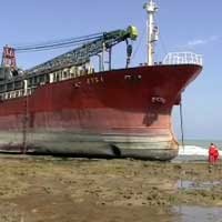 Dua Kapal yang Terdampar di Pantai Tuban akan Dievakuasi
