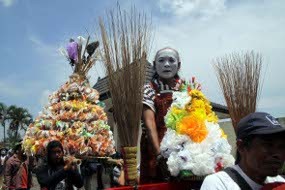 Protes Sampah, Warga Yogya Kirim Tumpeng Sampah ke Balaikota