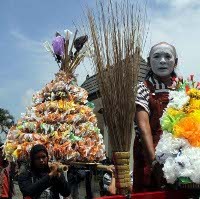 Protes Sampah, Warga Yogya Kirim Tumpeng Sampah ke Balaikota