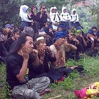 Melawan Lupa, Musik Karinding Mengalun Syahdu di TPA Leuwigajah