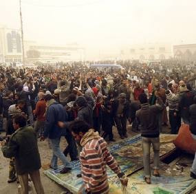 Pesawat Tempur Bombardir Pendemo Khadafi