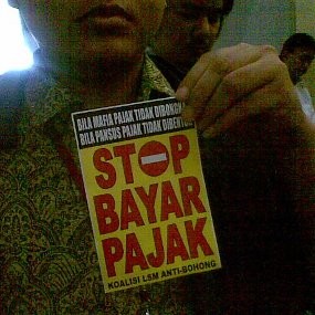 Ganggu Sidang Paripurna, 2 Pemuda Diseret Pamdal dari Balkon