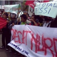 Kecam PSSI, Demonstran Semarang Injak-Injak Foto Nurdin 