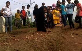 Warga Terus Datangi Makam Menangis, TPU Prumpung Mulai Berantakan