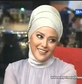 Detik-detik Penjemputan Paksa Della Citra untuk Dipenjara