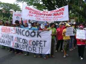 Warga Malang Demo Tuntut Nurdin Turun