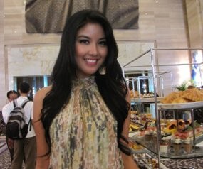 Zizi Suka Mobil Kecil