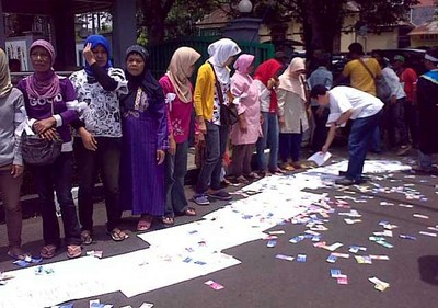 Aksi Tebar Uang di PN Bandung