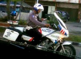 Oknum Polisi yang SMS-an Sambil Berkendaraan Akan Ditilang