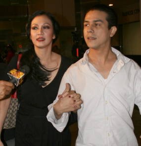 Urusan Jual-Beli Senjata, Suami Dina Lorenza Dilaporkan ke Polisi Urusan Jual-Beli Senjata, Suami Dina Lorenza Dilaporkan ke Polisi
