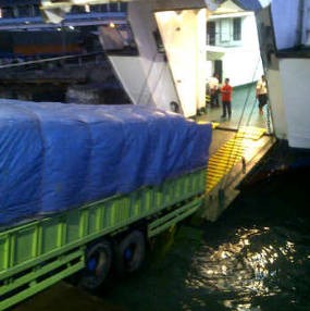 Kelebihan Beban, Truk Bermuatan Sagu Kejeblos ke Laut
