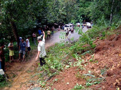Longsor Putuskan Jalur Pacitan - Ponorogo