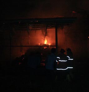 Gudang Berisi 10 Ton Kapuk Terbakar