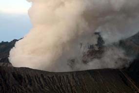 Hujan Abu Bromo Membuat Perbaikan Gedung Sekolah Terganggu