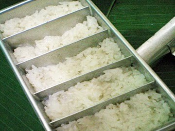 Jakarta - Mau bikin lemper tapi malas membungkus dengan daun takut ukurannya tidak sama atau bentuknya tidak rapi? Kini tak perlu khawatir, karena alat ini ...