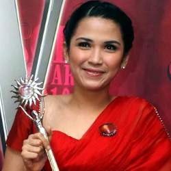 Jadi Penyanyi, Dinda Kanya Bergaya ala Lady Rocker