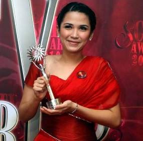 Jadi Penyanyi, Dinda Kanya Bergaya ala Lady Rocker