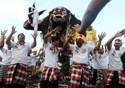 Meriahnya Pawai Ogoh-ogoh di Monas