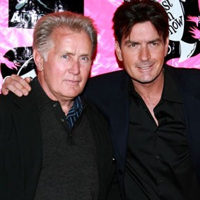 Charlie Sheen Banyak Masalah, Martin Sheen Kabur