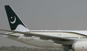 Penumpang Pesawat Pakistan Berkaos Rangers dan Bercelana Loreng