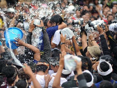 Atraksi Ciuman Massal di Usai Nyepi
