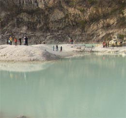 Tiket Mahal, Minim Fasilitas Penunjang Kawah Putih